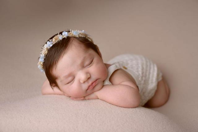 Baby photo shoot with newborn photographer in Frankfurt