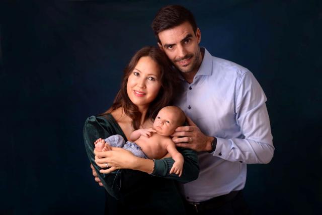 Newborn with family photo in Frankfurt