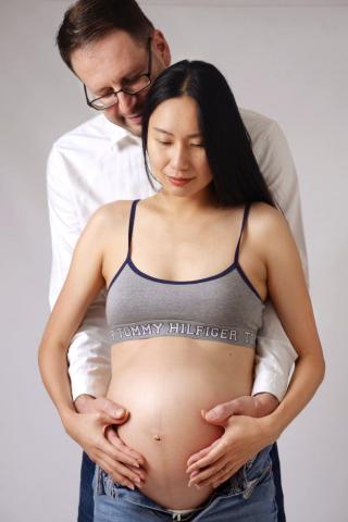 Simple pregnancy photo shoot in Frankfurt